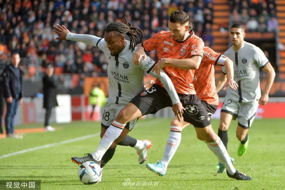 洛里昂球员积极拼抢，与巴黎球星在绿茵场上展开激烈对抗
