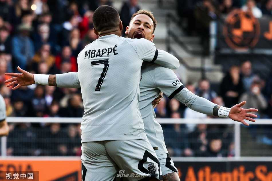 内马尔带球突破，如舞者般轻盈穿梭于洛里昂防守球员之间