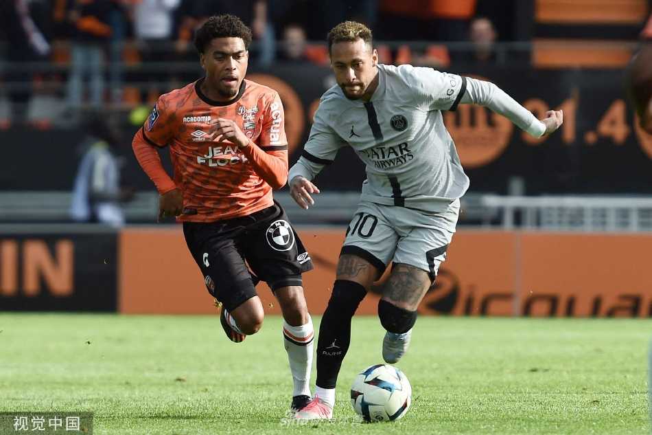 比赛结束后，双方球员相互握手致意，体现竞技体育的友谊精神