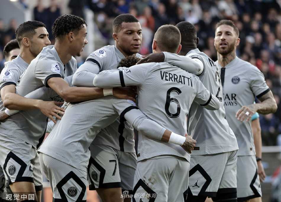 内马尔起脚劲射破门瞬间，足球如出膛炮弹般飞向球网