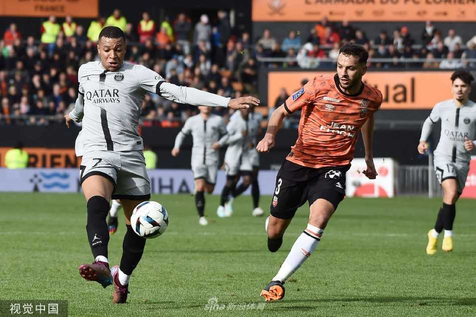 夜幕下的球场全景，灯光如星，映照着刚刚结束激战的绿茵场