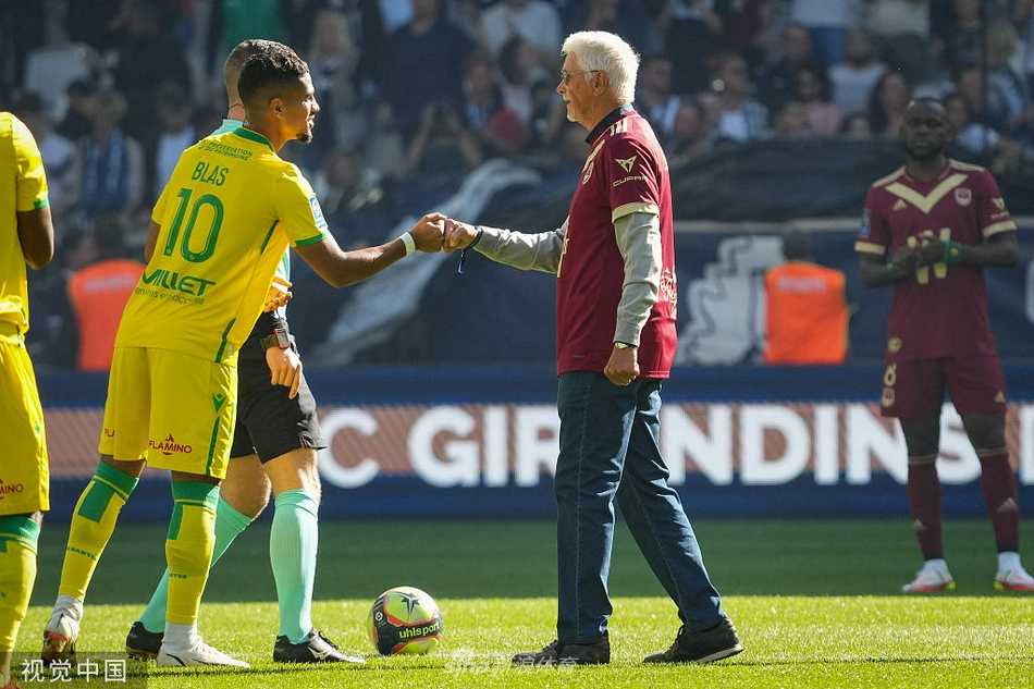 科斯蒂尔飞身救险，白鹤亮翅般封堵南特必进球，门线前瞬间凝固的紧张气氛