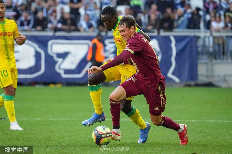 齐里维拉滑跪庆祝，草皮划出三道激情痕迹，法国中场双手指天感谢命运眷顾