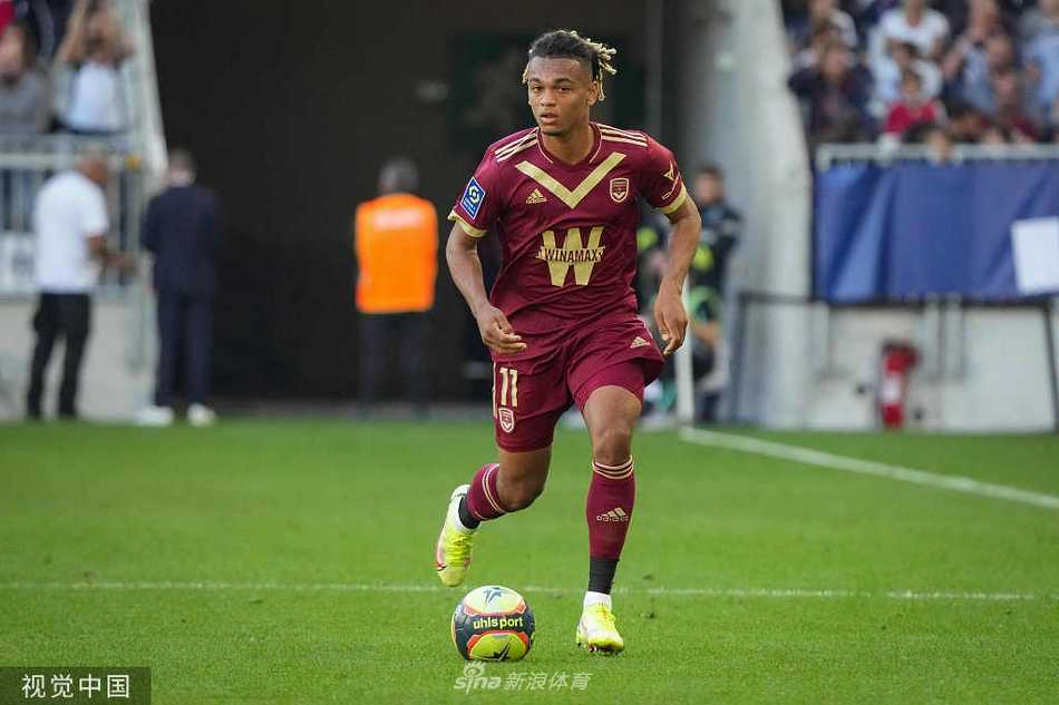 黄义助转身抽射瞬间，皮球如出膛炮弹直窜网窝，韩国前锋握拳怒吼庆祝打破僵局