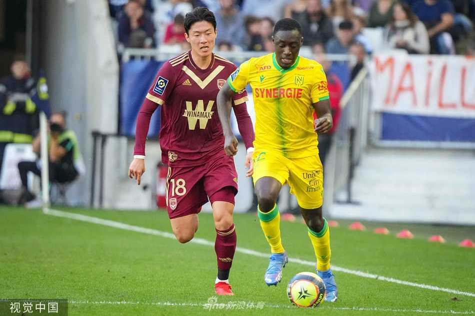 科尔夏圆月弯刀式传中，皮球轨迹如彩虹般绚烂，精准找到禁区内的队友完成助攻