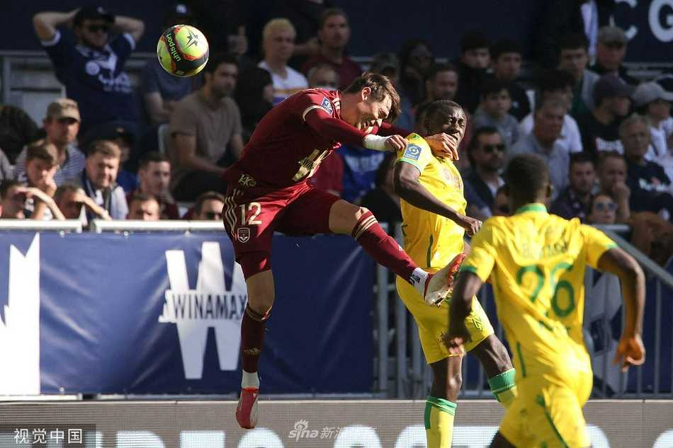 科尔夏掩面叹息，横梁无情拒绝他的世界波，遗憾之情溢于言表成为本场悲情英雄