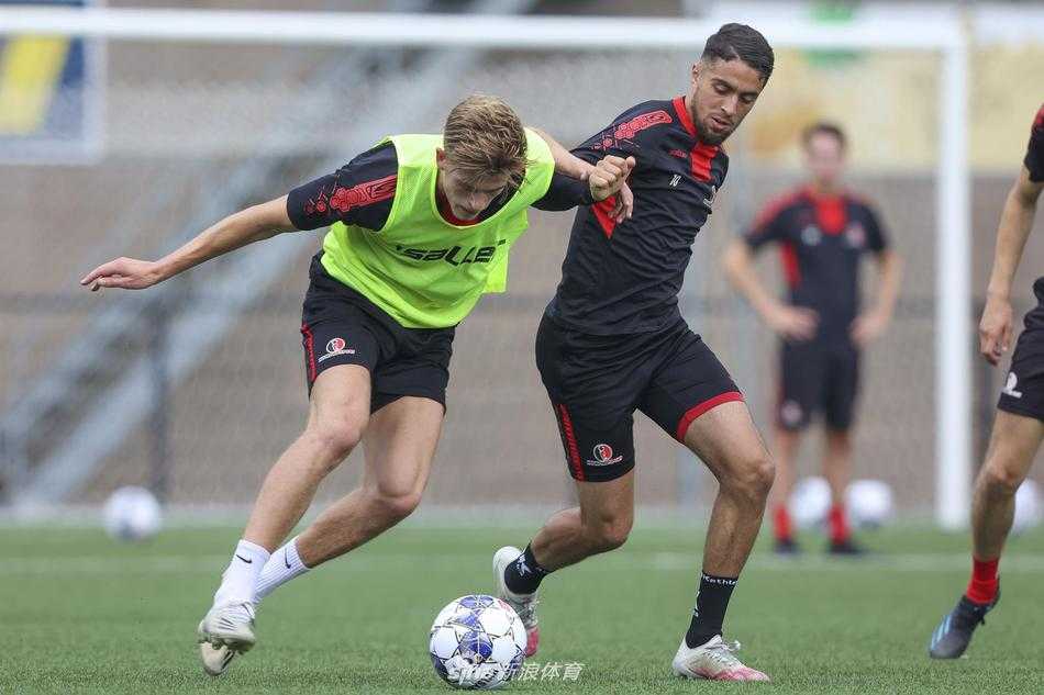 训练场上，归队的门将正全神贯注地飞身扑救，他那舒展的身姿如同在画布上描绘着防守的艺术，誓要为新赛季镇守最后一道关卡。