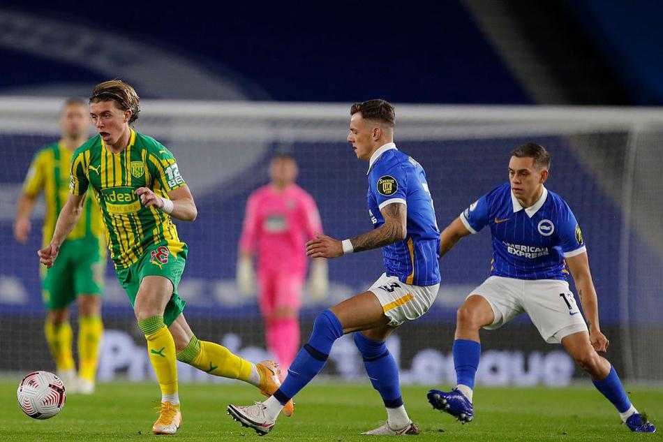 布莱顿边卫兰普泰如闪电般在边路突破，他的身影划过空旷的看台前，为沉寂的球场带来一丝凌厉的攻势。