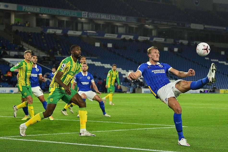 进球后的卡兰·格兰特激情滑跪，扬起双臂尽情欢呼，他的身后是空旷的看台和庆祝的队友，这一瞬间属于这位为西布朗打入处子球的年轻射手。