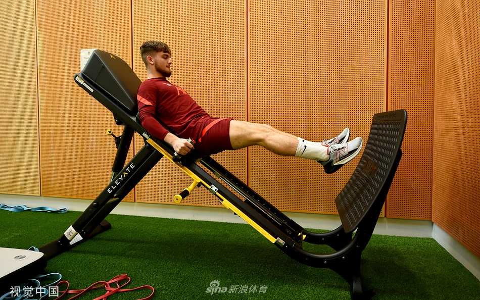 在康复师的注视下，埃利奥特进行着基础的跳跃练习，每一次轻盈的落地都标志着康复进程又迈出了坚实的一步，预示着离那片绿色的梦想更近了一些。