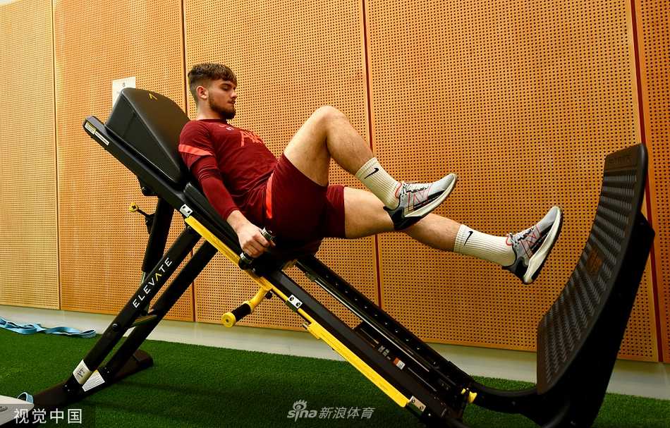 训练间隙，埃利奥特和身边的康复师进行交流，他的表情轻松而专注，展现出良好的沟通与团队协作精神，这也是他能够快速恢复的重要因素之一。