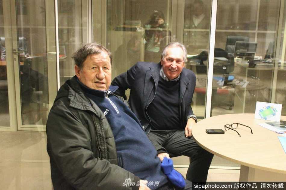 安菲尔德的慈父与严师，霍利尔在比赛现场留下经典瞬间，他的身影是利物浦重返荣耀之路的精神图腾。