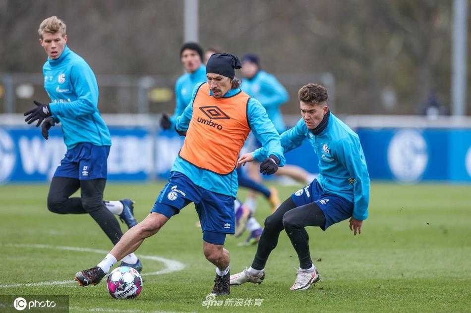 在盖尔森基兴的训练场上，沙尔克04的球员们正进行着紧张的备战训练，深蓝色的训练服在冬日阳光下格外醒目，每一个动作都透露出他们想要扭转乾坤的决心