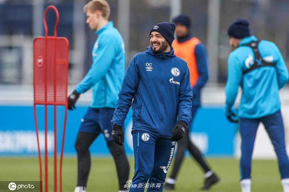 一名沙尔克04球员在训练结束后独自加练射门，夕阳的余晖洒在他身上，虽然疲惫但眼神坚定，他渴望在周末的联赛中终结球队长达一年的德甲胜利荒