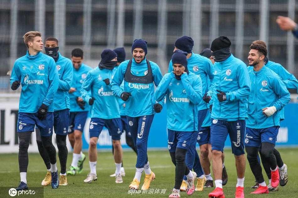 沙尔克04全队在训练结束时围拢在一起，互相鼓劲打气，尽管当时他们正经历着队史最黑暗的时期，但团队的凝聚力依然是支撑他们走过寒冬的最后力量