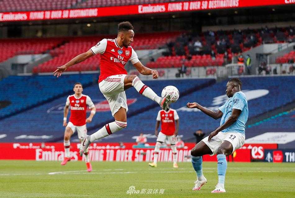 奥巴梅扬在进球后做出了他标志性的空翻庆祝动作，身体在空中划出一道完美的弧线，身后的曼城后卫沃克只能无奈地看着这一幕，温布利球场的夜空仿佛都因这一刻而闪耀。