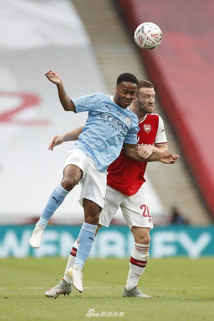 进球的奥巴梅扬被飞奔而来的队友团团围住，佩佩、扎卡等人脸上洋溢着狂喜的笑容，与看台上空荡荡的座位形成鲜明对比，但这丝毫无法掩盖阿森纳全队此刻内心的澎湃激情。