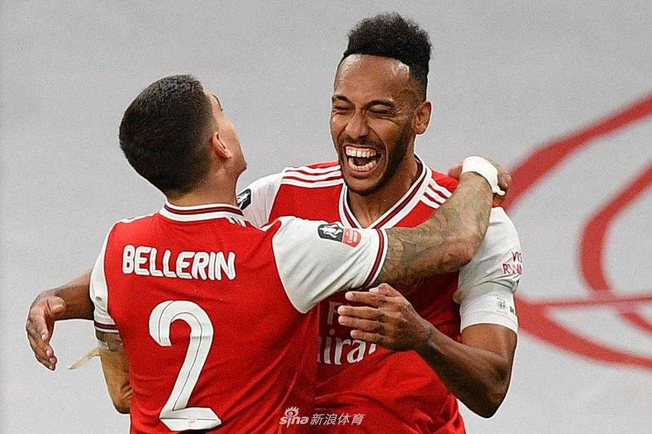 蒂尔尼送出精妙长传的瞬间，皮球刚好越过曼城后卫门迪的头顶，奥巴梅扬已经在高速启动准备冲刺，整个画面仿佛一柄利剑出鞘前的瞬间，充满了张力与美感。