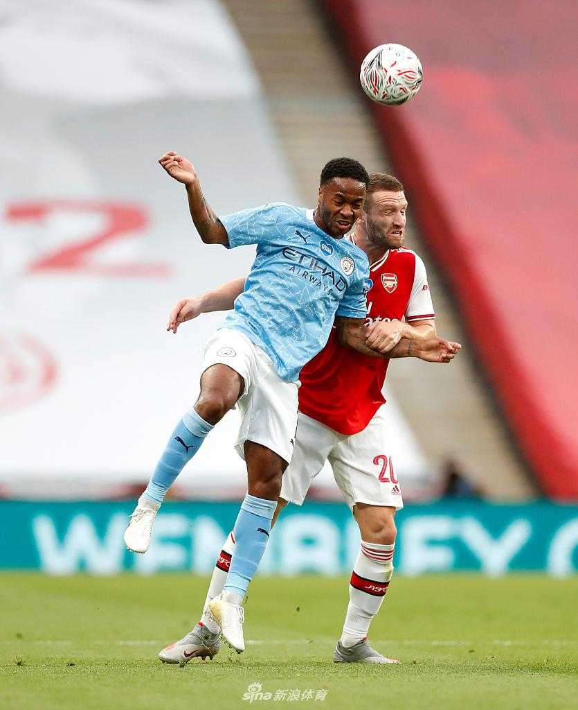 完成致命一击后，奥巴梅扬在跑动中握紧双拳激情怒吼，眼神中充满了杀手的坚定与霸气，身后是数万名空荡荡的蓝色座椅，仿佛整个世界都成为了他一人表演的舞台。