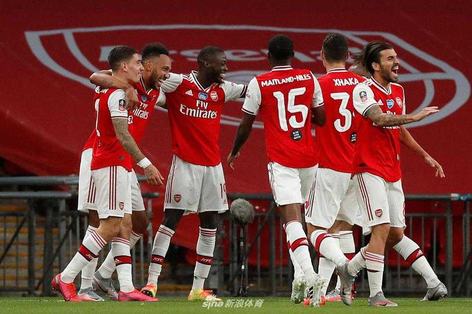 赛后，打进两球的奥巴梅扬怀抱比赛用球，脸上洋溢着满足而自豪的微笑。这是属于他的夜晚，他用两粒精彩的进球将卫冕冠军送回家，也让自己成为了温布利球场最闪耀的明星。