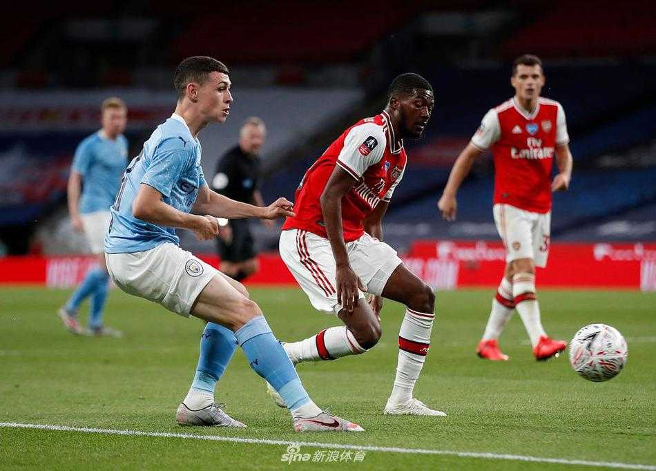 当终场哨声响起，阿森纳全体球员在温布利球场围成一个紧密的圆圈，肩并着肩，仿佛在向世界宣告他们的团结与坚韧。背景的球门和空旷的看台，见证了这个属于枪手的荣耀时刻。