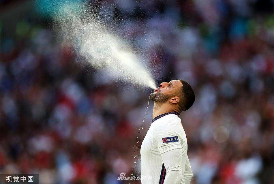 温布利大球场灯火辉煌，场边广告牌显示着欧洲杯标志，看台上坐满了情绪高涨的球迷，整个球场笼罩在紧张而热烈的半决赛夜晚氛围中。