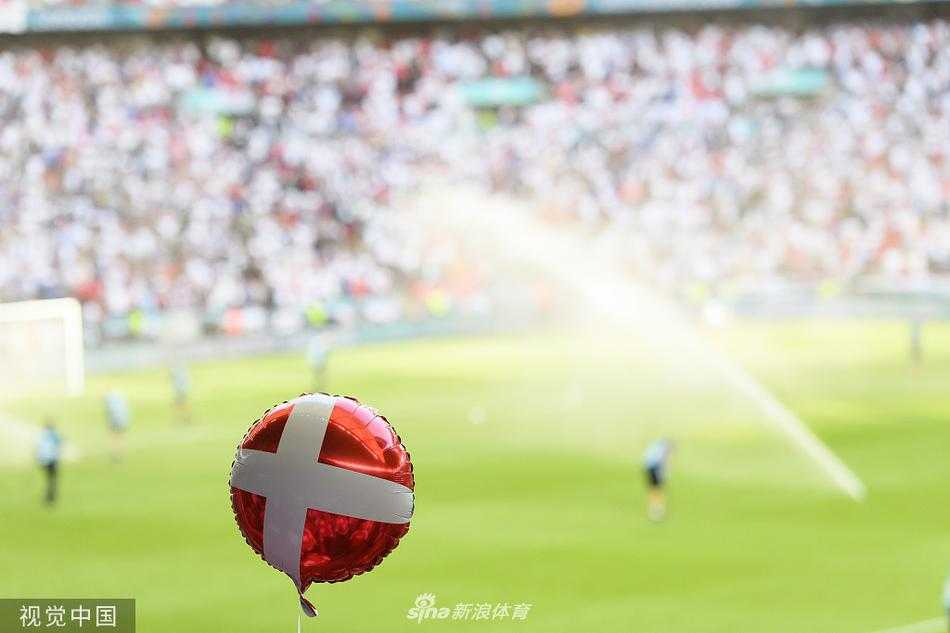 比赛结束后，英格兰队球员们在场内聚集成一团，激动地庆祝这场历史性的胜利，他们身后是巨大的欧洲杯半决赛标志和尚未散去的烟火。