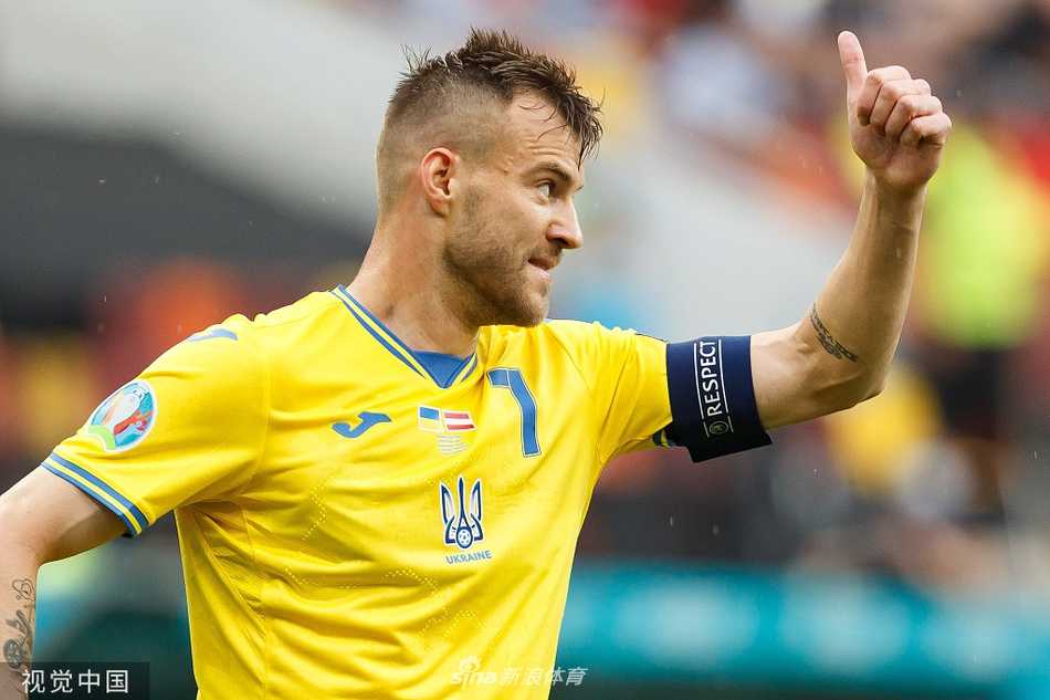 蓝衣军团的守护神飞身跃起，指尖仿佛触碰到了命运，将皮球拒之门外。