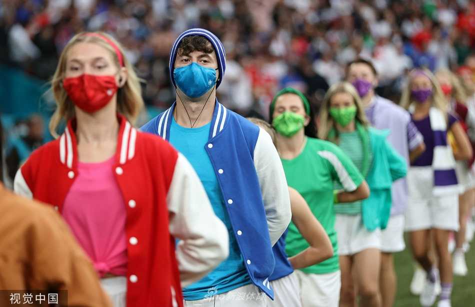 上届欧洲杯冠军成员埃德尔，作为特邀嘉宾亲手将德劳内杯送入决赛现场，他的身影连接了过去与未来，见证着荣耀的传承。