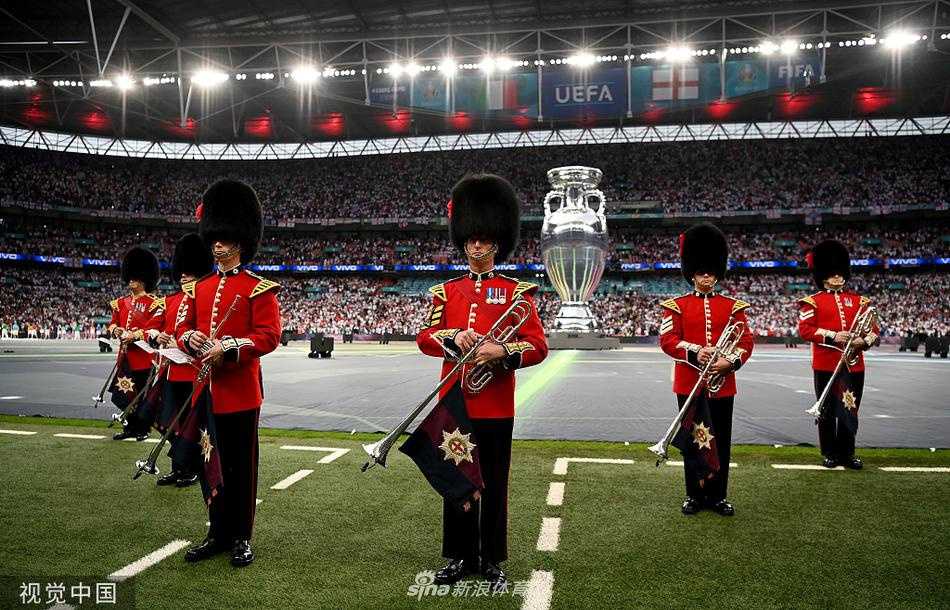 巨大的德劳内杯模型矗立在温布利球场中央，灯光璀璨，仿佛在静静等待新王者的到来，它承载着六十年来无数球队的荣光与梦想。