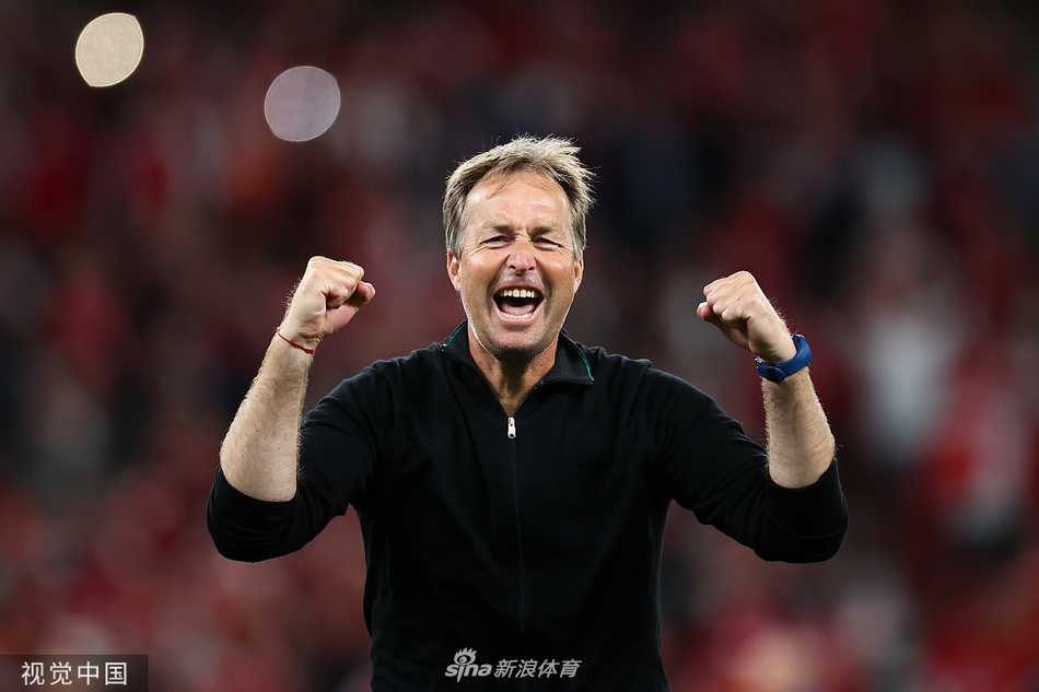 终场哨响，信念与坚持终于开花结果，意大利球员们相拥而泣，这是属于团队的最高荣耀。