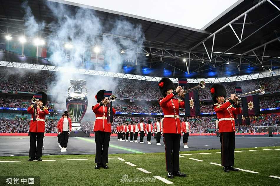 意大利队球员们紧紧相拥，在夺冠的狂喜中围成一圈，忘情庆祝。队长基耶利尼被队友簇拥，脸上洋溢着胜利的喜悦，他们用团队的力量将德劳内杯带回了罗马。