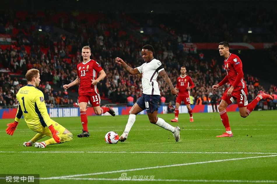 英格兰中卫斯通斯在温布利球场上演关键垫射破门后，激情挥拳怒吼庆祝，身后是跑来的队友和瞬间沸腾的看台球迷