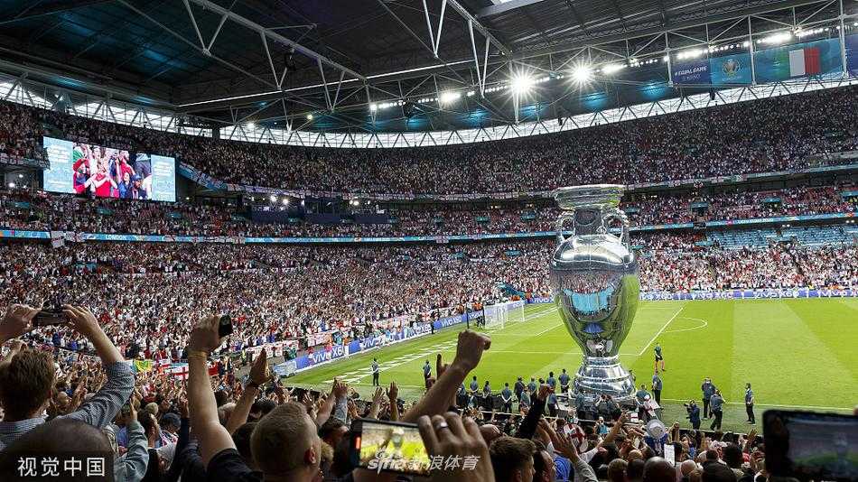 虚拟现实技术营造出的炫丽光影下，一座代表欧洲之巅的德劳内杯幻影出现在球场中央，周围环绕着意大利与英格兰的国旗，这场决赛不仅是球技的比拼，也是科技与人文交织的视听盛宴。