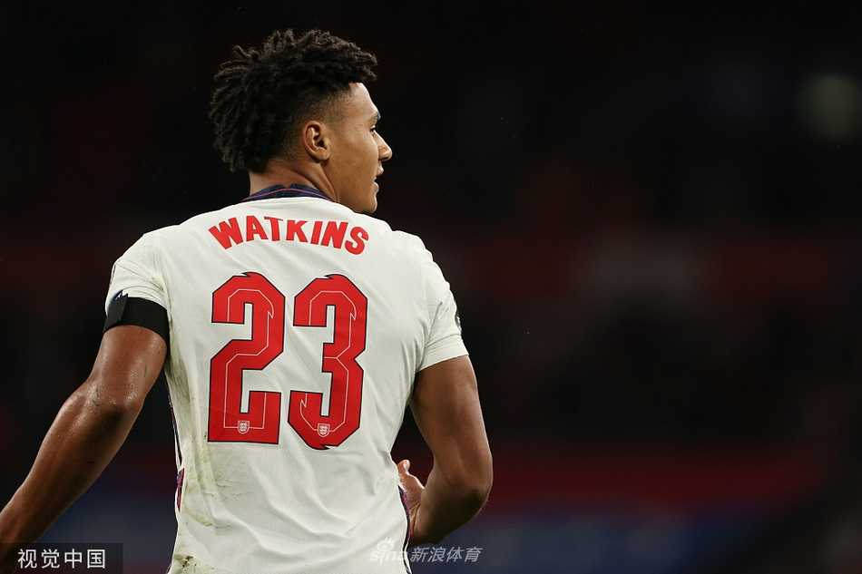 匈牙利球员罗兰-绍洛伊主罚点球瞬间，他眼神坚定，在全场数万英格兰球迷的嘘声压力下，稳稳将球送入网窝