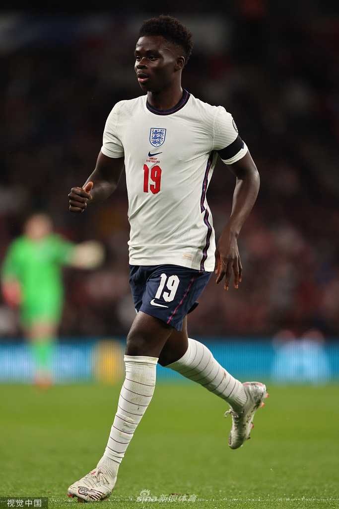 英格兰队长哈里-凯恩在对方禁区内与匈牙利高大后卫争顶头球，两人身体对抗激烈，比赛火药味十足