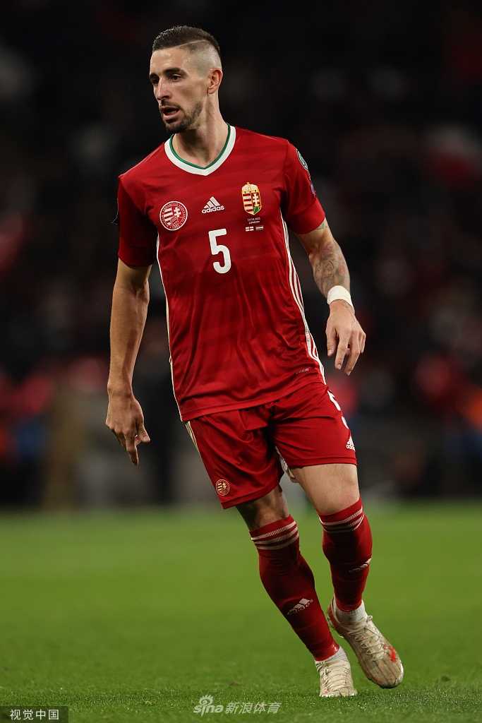 匈牙利门将古拉西奇高接抵挡，在全场比赛中多次化解英格兰前锋斯特林和凯恩的威胁射门，成为球队客场逼平对手的最大功臣之一