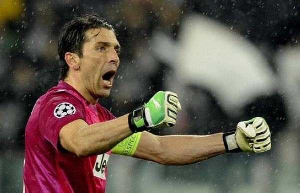 博格巴在球场上张开双臂庆祝，他的发型和姿态充满个性，仿佛在告诉世界，他的天赋足以驾驭任何舞台，包括温格为他设想的枪手核心角色。