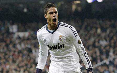 梅西在比赛中轻巧挑球过人，他低着头观察对手，仿佛整个足球世界都在他的盘带节奏之中，温格欣赏的正是这种与球融为一体的天赋。