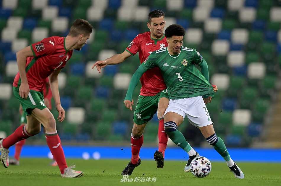 北爱尔兰队的高中锋乔希·马格尼斯在对方禁区内背身扛住保加利亚防守球员，他强有力的对抗正是主队本场比赛试图利用身体优势打开局面的缩影。