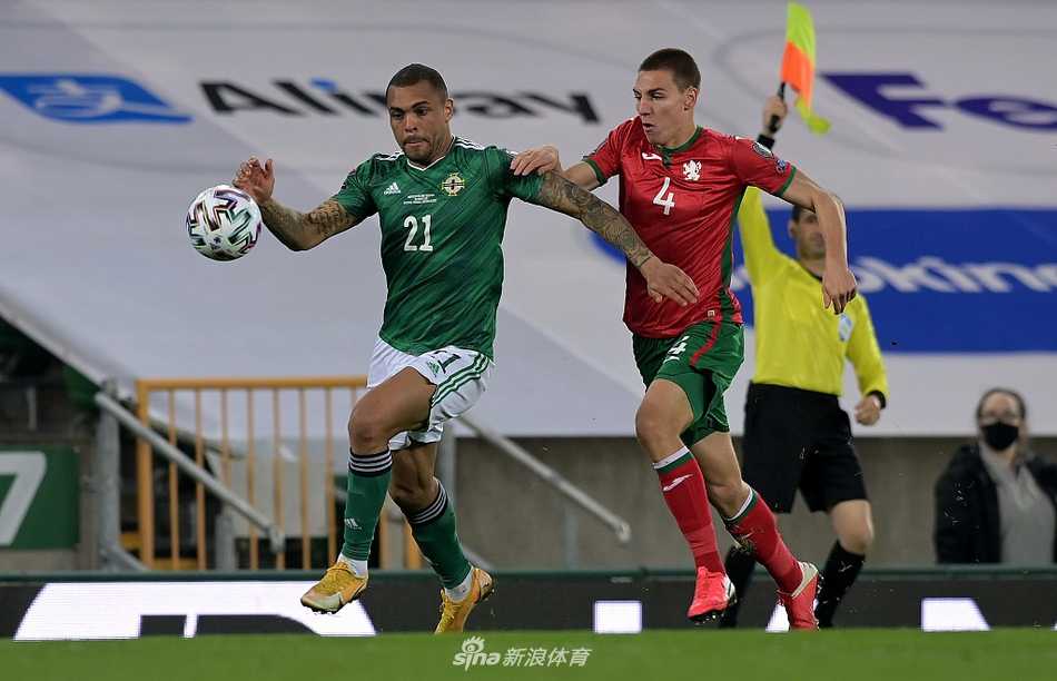 北爱尔兰门将皮科克-法雷尔在比赛最后时刻飞身单掌救险，将对方近在咫尺的头球攻门托出横梁，他身后的对方球员抱头惋惜。