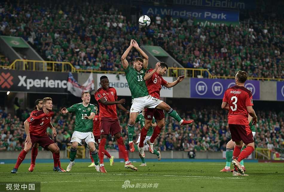 瑞士前锋塞费罗维奇掩面叹息，错失点球的瞬间成为全场转折点，他身旁的北爱尔兰门将皮科克-法雷尔则挥拳怒吼，巨大的反差定格在温莎公园球场的聚光灯下。