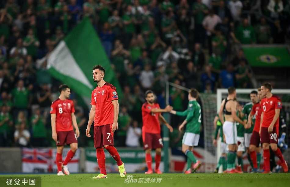 深绿与暗红交织，温莎公园球场的看台上，北爱尔兰球迷汇成一片涌动的海洋，他们挥舞着旗帜，用震耳的呐喊迎接主队将士的登场，宣告着‘绿白军团’的强势回归。