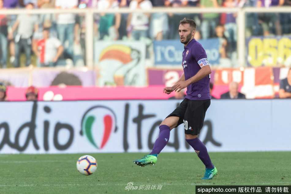 佩泽拉面带微笑，在训练场上对着镜头竖起大拇指，眼神中透露出重返塞维利亚的喜悦与坚定