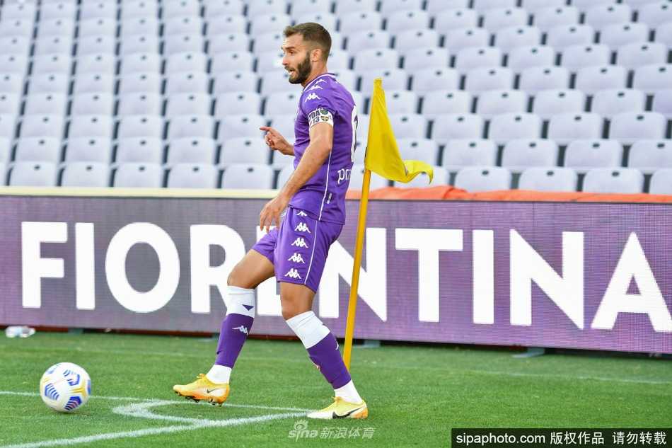 训练结束后，佩泽拉与队友击掌相庆，背景是塞维利亚湛蓝的天空，整个画面充满了重返家园的融洽与温情