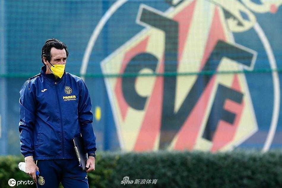 训练场上，防守球员们正进行着紧逼与协防的专项练习，主教练埃梅里在场边全神贯注，他的每一个手势都传递着战术指令，力求在首回合筑起铜墙铁壁。