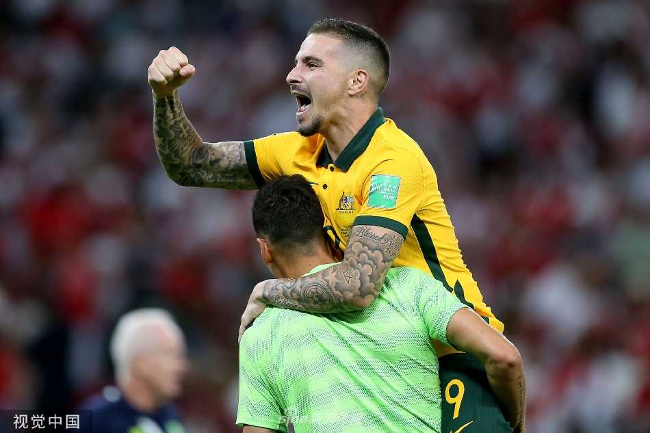 终场哨响，澳大利亚队教练与替补席成员如金色潮水般冲入场内，与场上英雄们激动呐喊、疯狂庆祝晋级。