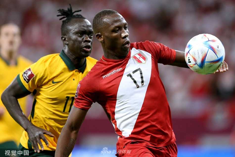 赛后混合采访区，澳大利亚球员身披国旗，面带灿烂无比的笑容，接受全世界媒体的闪光灯洗礼。