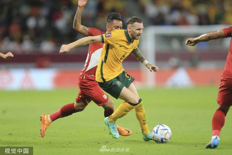 绿茵场上，澳大利亚球员跪地围成一圈，中央是扑出关键点球的英雄门将雷德梅恩，全队正在尽情释放压力与喜悦。