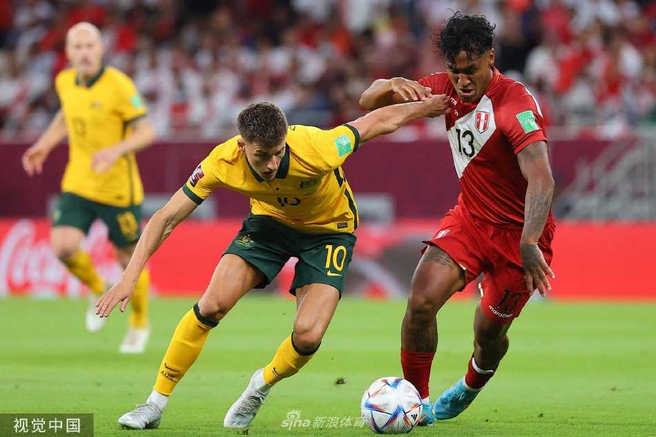 看台上，身穿金色球衣的澳大利亚小球迷脸上涂着油彩，紧握双拳，眼神坚定地注视着赛场，象征着足球梦想的代代传承。